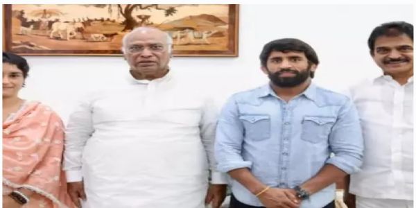 కాంగ్రెస్ గూటికి చేరిన భారత స్టార్ రెజ్లర్లు