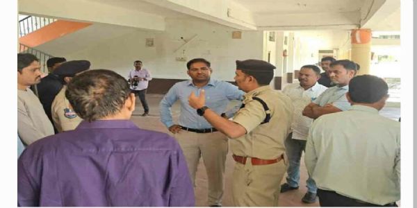 స్ట్రాంగ్ రూంలను పరిశీలించిన పెద్దపల్లి జిల్లా కలెక్టర్
