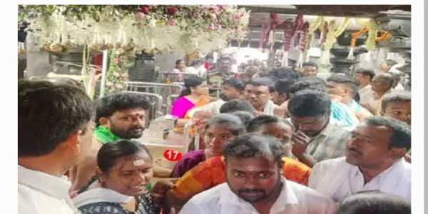 రాజన్న ఆలయంలో భక్తుల రద్దీ.. స్వయంగా రంగంలోకి దిగిన ఆలయ ఈ.వో
