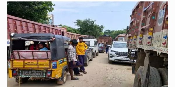 ఇసుక లారీలతో పరేషాన్.. నిలిచిపోయిన ట్రాఫిక్