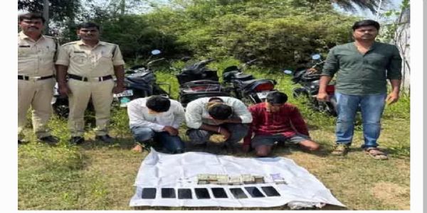 పేకాట స్థావరంపై పోలీసుల దాడి.. రూ. 3.29,500 ల నగదు స్వాధీనం