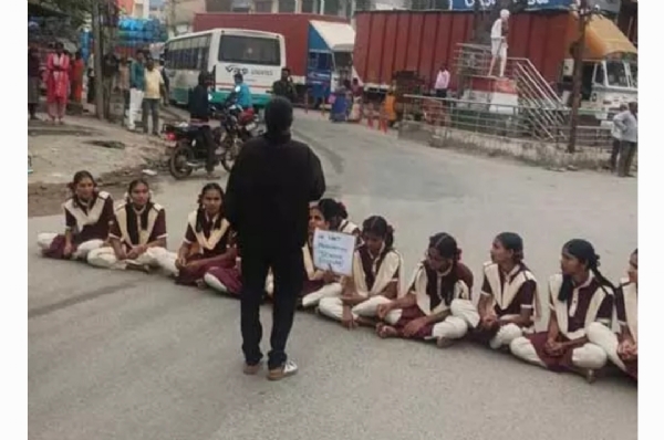 విద్యార్థినుల నిరసన