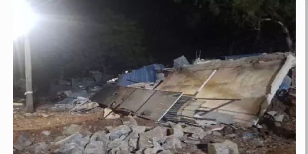 రాత్రికి రాత్రే కూల్చివేతలు.. బాధితుల ఆగ్రహం