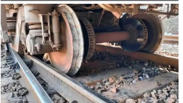 /derailed-goods-train-engine-485560