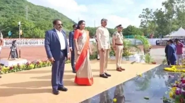 సైబర్ స్టేషన్ల ఏర్పాటు.. సీసీ కెమెరాలు, డ్రోన్లు సైతం ఏర్పాటు చేశామని వివరించారు. రాష్ట్ర ప్రజల భద్రత కోసం సీఎం చంద్రబాబు నాయుడు తీసుకుంటున్న చర్యలపై హోమ్ మంత్రి అనిత ప్రశంసలు కురిపించారు. అంతకు ముందు పోలీస్ అమరవీరులకు సీఎం చంద్రబాబు నాయుడు ఘన నివాళులర్పించారు. ఈ కార్యక్రమంలో ఏపీ డీజీపీ హరీశ్ కుమార్ గుప్తాతోపాటు పలువురు పోలీస్ ఉన్నతాధికారులు హాజరయ్యారు.