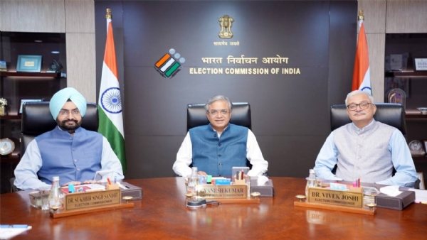 ఈసీ సంచలన నిర్ణయం.. దేశ వ్యాప్తంగా ‘‘SIR’’ చేపట్టేందుకు కసరత్తు ఈసీ సంచలన నిర్ణయం.. దేశ వ్యాప్తంగా ‘‘SIR’’ చేపట్టేందుకు కసరత్తు