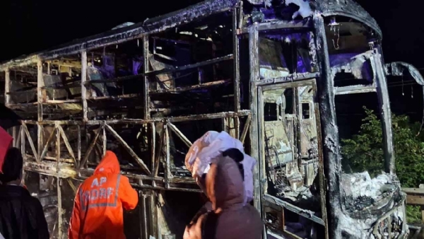 ఆంధ్రప్రదేశ్లోని కర్నూలు సమీపంలో జరిగిన ఘోర రోడ్డు ప్రమాదం. 20 మంది మరణించినట్లు అనుమానం.  కర్నూలు, అక్టోబర్ 24 (HS) కర్నూలు జిల్లాలోని ఉల్లిందకొండ కూడలి వద్ద ఒక పెద్ద రోడ్డు ప్రమాదం జరిగింది. బెంగళూరు నుండి హైదరాబాద్ వెళ్తున్న కావేరీ ట్రావెల్స్ బస్సు మంటల్లో చిక్కుకుంది. బస్సు పూర్తిగా దగ్ధమైంది, ప్రయాణికులు కూడా మంటల్లో చిక్కుకున్నారు. ప్రమాదం జరిగిన సమయంలో 40 మంది ప్రయాణికులు అందులో ఉన్నారని సమాచారం.  పన్నెండు మంది ప్రయాణికులు దిగగా, మిగిలిన వారు లోపలే ఉన్నారు. ఈ ప్రమాదం తెల్లవారుజామున 3:30 గంటలకు జరిగిందని సమాచారం. ద్విచక్ర వాహనాన్ని ఢీకొట్టిన తర్వాత బస్సు మంటల్లో చిక్కుకుందని ప్రత్యక్ష సాక్షులు తెలిపారు.  ఈ ప్రమాదంలో చాలా మంది ప్రయాణికులు మరణించినట్లు సమాచారం. గాయపడిన వారిని కర్నూలు ప్రభుత్వ ఆసుపత్రికి తరలించారు. అయితే, బస్సు డ్రైవర్ మరియు సహాయకుడు తృటిలో మంటల నుండి తప్పించుకున్నారు.  ఎమర్జెన్సీ డోర్ పగలగొట్టడం ద్వారా 12 మంది ప్రయాణికులు సురక్షితంగా బయటపడ్డారని, స్వల్ప గాయాలతో రక్షించబడ్డారని ప్రత్యక్ష సాక్షులు తెలిపారు. గాయపడిన వారిని కర్నూలు జనరల్ ఆసుపత్రికి తరలించారు.  ప్రమాదం జరిగిన ప్రాంతంలో భారీ వర్షం కురుస్తోంది. సమాచారం అందుకున్న వెంటనే పోలీసులు సంఘటనా స్థలానికి చేరుకుని సహాయక చర్యలు ప్రారంభించారని ప్రత్యక్ష సాక్షులు తెలిపారు. అగ్నిమాపక సిబ్బంది వచ్చి మంటలను ఆర్పారు. బస్సు కర్నూలు నగరానికి చేరుకునేలోపు ఈ ప్రమాదం జరిగింది.  ఎక్కువ మంది ప్రయాణికులు హైదరాబాద్కు చెందినవారని సమాచారం. ప్రమాదం జరిగిన సమయంలో హైవేపై వెళుతున్న మరో వాహనంలో ప్రయాణిస్తున్న హిందూపూర్కు చెందిన నవీన్, బస్సు ప్రమాదంలో గాయపడిన ఆరుగురిని తన కారులో కర్నూలు ఆసుపత్రికి తీసుకెళ్లాడు.  ఇంతలో, పుట్టపర్తి నుండి హైదరాబాద్కు ప్రయాణిస్తున్న హేమారెడ్డి బస్సు మంటల్లో చిక్కుకున్నట్లు చూసి ఆగి ఉంది. ఆమె పోలీసులకు మరియు జిల్లా యంత్రాంగానికి సమాచారం అందించగా, పోలీసులు వెంటనే సంఘటనా స్థలానికి చేరుకుని సహాయక చర్యలు ప్రారంభించారు.  రామిరెడ్డి, వేణుగోపాల్ రెడ్డి, సత్యనారాయణ, శ్రీలక్ష్మి, నవీన్ కుమార్, అఖిల్, జష్మిత, అకిరా, రమేష్, జయసూర్య మరియు సుబ్రహ్మణ్యం అనే కొంతమంది ప్రయాణికులు ప్రమాదం నుండి బయటపడ్డారు. ఇరవై మంది మరణించినట్లు అనుమానిస్తున్నారు మరియు జిల్లా యంత్రాంగం నుండి అధికారిక ధృవీకరణ కోసం వేచి ఉంది. ఆంధ్రప్రదేశ్లోని కర్నూలు సమీపంలో జరిగిన ఘోర రోడ్డు ప్రమాదం. 20 మంది మరణించినట్లు అనుమానం.  కర్నూలు, అక్టోబర్ 24 (HS) కర్నూలు జిల్లాలోని ఉల్లిందకొండ కూడలి వద్ద ఒక పెద్ద రోడ్డు ప్రమాదం జరిగింది. బెంగళూరు నుండి హైదరాబాద్ వెళ్తున్న కావేరీ ట్రావెల్స్ బస్సు మంటల్లో చిక్కుకుంది. బస్సు పూర్తిగా దగ్ధమైంది, ప్రయాణికులు కూడా మంటల్లో చిక్కుకున్నారు. ప్రమాదం జరిగిన సమయంలో 40 మంది ప్రయాణికులు అందులో ఉన్నారని సమాచారం.  పన్నెండు మంది ప్రయాణికులు దిగగా, మిగిలిన వారు లోపలే ఉన్నారు. ఈ ప్రమాదం తెల్లవారుజామున 3:30 గంటలకు జరిగిందని సమాచారం. ద్విచక్ర వాహనాన్ని ఢీకొట్టిన తర్వాత బస్సు మంటల్లో చిక్కుకుందని ప్రత్యక్ష సాక్షులు తెలిపారు.  ఈ ప్రమాదంలో చాలా మంది ప్రయాణికులు మరణించినట్లు సమాచారం. గాయపడిన వారిని కర్నూలు ప్రభుత్వ ఆసుపత్రికి తరలించారు. అయితే, బస్సు డ్రైవర్ మరియు సహాయకుడు తృటిలో మంటల నుండి తప్పించుకున్నారు.  ఎమర్జెన్సీ డోర్ పగలగొట్టడం ద్వారా 12 మంది ప్రయాణికులు సురక్షితంగా బయటపడ్డారని, స్వల్ప గాయాలతో రక్షించబడ్డారని ప్రత్యక్ష సాక్షులు తెలిపారు. గాయపడిన వారిని కర్నూలు జనరల్ ఆసుపత్రికి తరలించారు.  ప్రమాదం జరిగిన ప్రాంతంలో భారీ వర్షం కురుస్తోంది. సమాచారం అందుకున్న వెంటనే పోలీసులు సంఘటనా స్థలానికి చేరుకుని సహాయక చర్యలు ప్రారంభించారని ప్రత్యక్ష సాక్షులు తెలిపారు. అగ్నిమాపక సిబ్బంది వచ్చి మంటలను ఆర్పారు. బస్సు కర్నూలు నగరానికి చేరుకునేలోపు ఈ ప్రమాదం జరిగింది.  ఎక్కువ మంది ప్రయాణికులు హైదరాబాద్కు చెందినవారని సమాచారం. ప్రమాదం జరిగిన సమయంలో హైవేపై వెళుతున్న మరో వాహనంలో ప్రయాణిస్తున్న హిందూపూర్కు చెందిన నవీన్, బస్సు ప్రమాదంలో గాయపడిన ఆరుగురిని తన కారులో కర్నూలు ఆసుపత్రికి తీసుకెళ్లాడు.  ఇంతలో, పుట్టపర్తి నుండి హైదరాబాద్కు ప్రయాణిస్తున్న హేమారెడ్డి బస్సు మంటల్లో చిక్కుకున్నట్లు చూసి ఆగి ఉంది. ఆమె పోలీసులకు మరియు జిల్లా యంత్రాంగానికి సమాచారం అందించగా, పోలీసులు వెంటనే సంఘటనా స్థలానికి చేరుకుని సహాయక చర్యలు ప్రారంభించారు.  రామిరెడ్డి, వేణుగోపాల్ రెడ్డి, సత్యనారాయణ, శ్రీలక్ష్మి, నవీన్ కుమార్, అఖిల్, జష్మిత, అకిరా, రమేష్, జయసూర్య మరియు సుబ్రహ్మణ్యం అనే కొంతమంది ప్రయాణికులు ప్రమాదం నుండి బయటపడ్డారు. ఇరవై మంది మరణించినట్లు అనుమానిస్తున్నారు మరియు జిల్లా యంత్రాంగం నుండి అధికారిక ధృవీకరణ కోసం వేచి ఉంది.