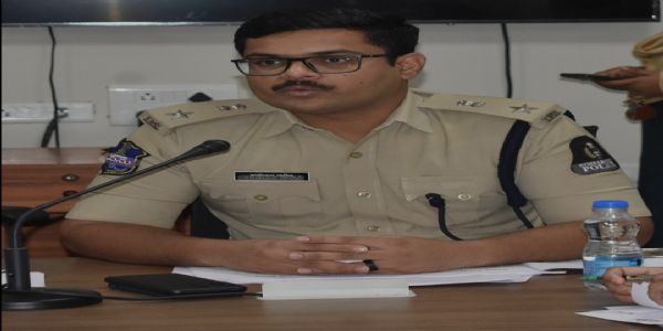 సైబర్ మోసాలకు పాల్పడిన ఇద్దరు నేరగాళ్ల అరెస్ట్.. ఆసిఫాబాద్ జిల్లా ఎస్పీ
