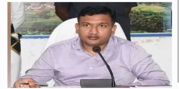 ఇందిరమ్మ ఇండ్ల గుత్తేదారుల పై కఠిన చర్యలు : జిల్లా కలెక్టర్ రాజర్షి షా