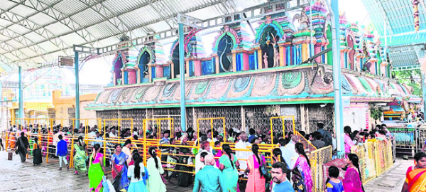 భక్తులతో కిటకిటాడిన ఖాద్రీశుడి ఆలయం