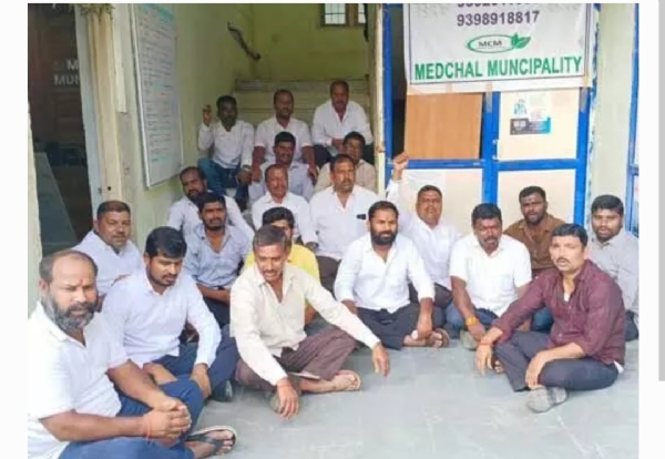 గ్రామస్తుల ధర్నా