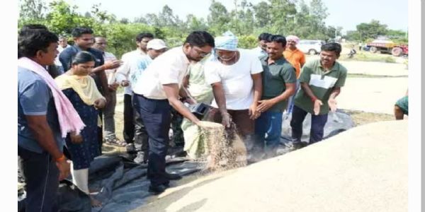 నిర్దేశించిన తేమ శాతం కలిగిన ధాన్యంను వెంటనే తూకం చేసి మిల్లుకు తరలించాలి: కలెక్టర్ ఆదర్శ్ సురభి