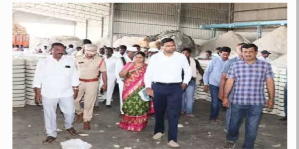 రైతులు నష్టపోకుండా పత్తి కొనుగోలు చేయాలి : కలెక్టర్ బీఎం సంతోష్