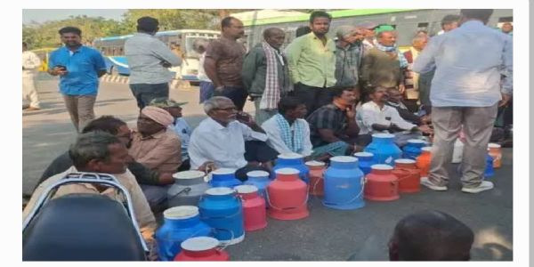 పెండింగ్ బిల్లులు చెల్లించాలంటూ మదర్ డెయిరీ ముందు పాడి రైతుల ధర్నా