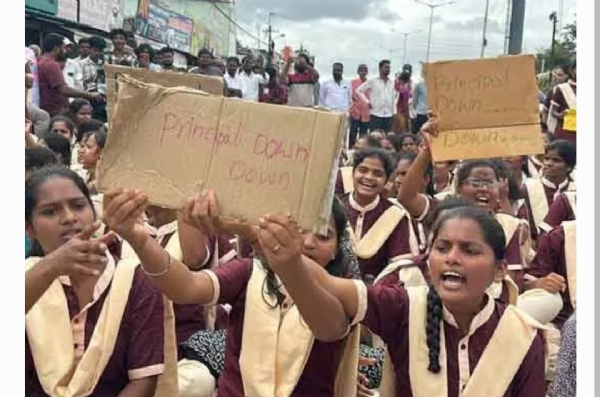 విద్యార్థినుల ధర్నా