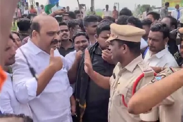 జగన్ పర్యటనలో పోలీసులతో వాగ్వాదం... వైసీపీ నేతలపై కేసు నమోదు జగన్ పర్యటనలో పోలీసులతో వాగ్వాదం... వైసీపీ నేతలపై కేసు నమోదు