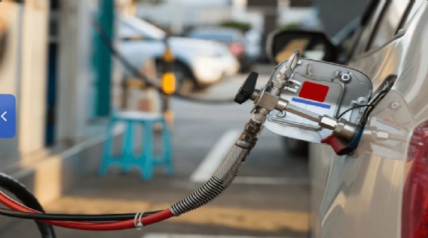 Auto News: Why You Should Get Out of the Car While Filling Auto News: Why You Should Get Out of the Car While Filling