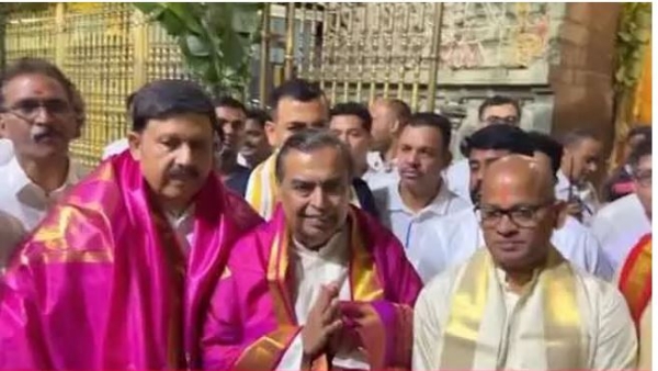 శ్రీవారిని దర్శించుకున్న ముకేశ్ అంబానీ శ్రీవారిని దర్శించుకున్న ముకేశ్ అంబానీ