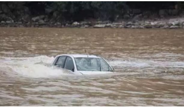 /kadapa-car-plunges-into-the-pond-503836 /kadapa-car-plunges-into-the-pond-503836