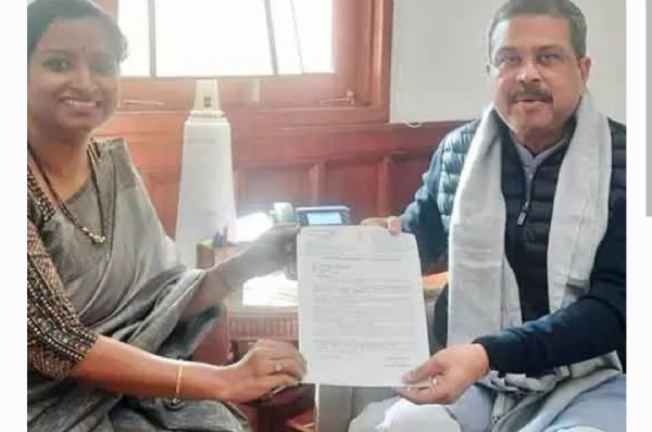 వరంగల్ ఎంపీ కావ్య