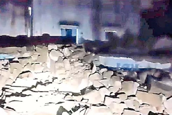 నెల్లూరులో లేడీ డాన్ ఇంటిపై జనం దాడి.. ఇల్లు ధ్వంసం నెల్లూరులో లేడీ డాన్ ఇంటిపై జనం దాడి.. ఇల్లు ధ్వంసం