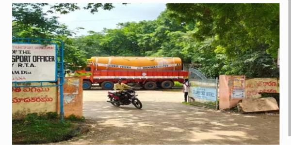 ఖమ్మం ఆర్టిఏ అధికారిపై విచారణ చేస్తున్న ఏసీబీ అధికారులు