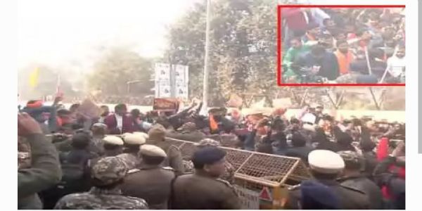 విహెచ్పి ఆధ్వర్యంలో ఢిల్లీలో నిరసనలు.. పోలీసులు లాటి చార్జ్