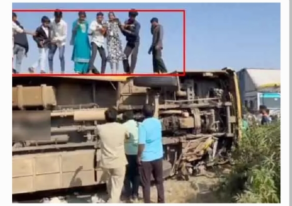 స్కూల్ బస్సు బోల్తా