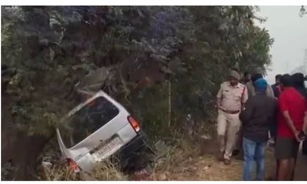 mini-van-crashes-into-tree-killing-two-