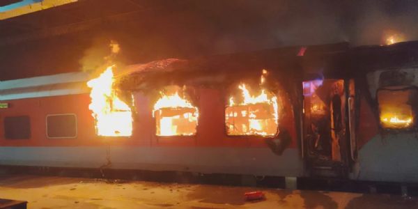 అర్ధరాత్రి ఎర్నాకుళం రైలులో అగ్నిప్రమాదం.. AC భోగీలో వ్యక్తి సజీవ దహనం!