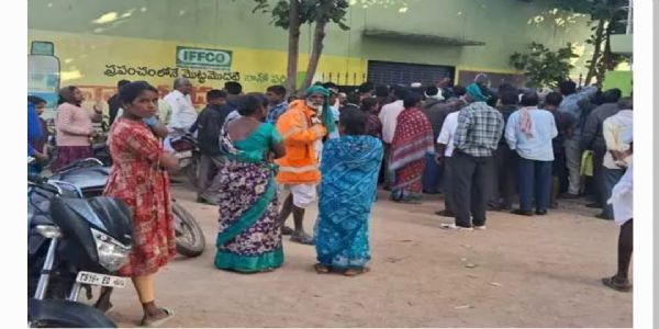 తెలంగాణలో రైతులకు మళ్ళీ యూరియా కష్టాలు