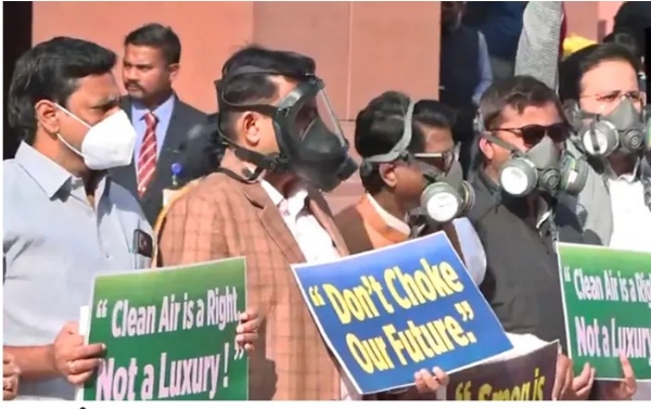 గ్యాస్ మాస్క్లతో ఎంపీలు.. కాలుష్యంపై గగ్గోలు గ్యాస్ మాస్క్లతో ఎంపీలు.. కాలుష్యంపై గగ్గోలు