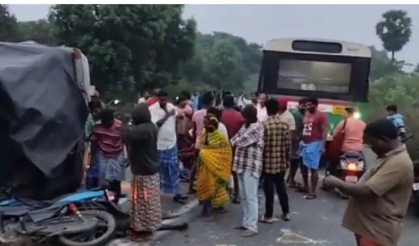 chittoor-oil-packet-lorry-overturns-on-highway-one-dead-500858 chittoor-oil-packet-lorry-overturns-on-highway-one-dead-500858