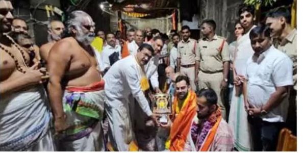 సింహాచలం వరాహ లక్ష్మీనరసింహ స్వామిని దర్శించుకున్న విరాట్ కోహ్లీ