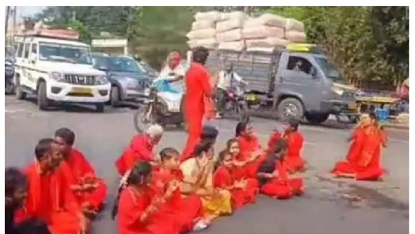 vijayawada-bhavani-devotees-agitation-501877