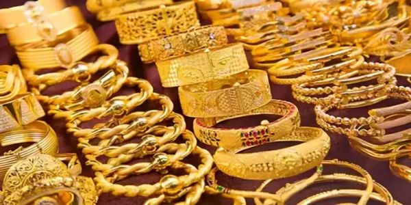 స్వల్పంగా తగ్గిన బంగారం ధరలు