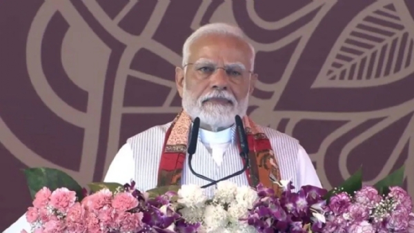Pm narendra modi lays foundation stone and inaugurates rs 3880 cro