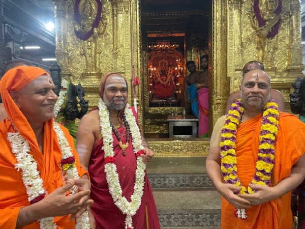 బెంగళూరులోని  మఠాన్ని సందర్శించిన  మంత్రాలయం పీఠాధిపతి  శ్రీ సుబుధేంద్ర తీర్థ స్వామీజీ