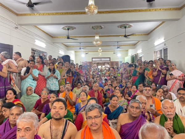 బెంగళూరులోని  మఠాన్ని సందర్శించిన  మంత్రాలయం పీఠాధిపతి  శ్రీ సుబుధేంద్ర తీర్థ స్వామీజీ