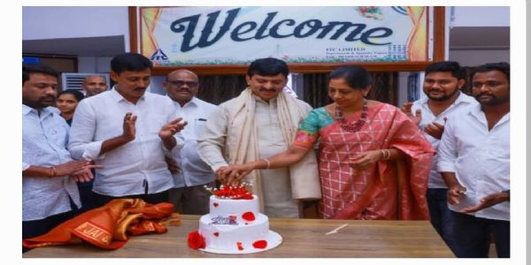 తమ పెళ్లిరోజు సందర్భంగా భద్రాద్రి రామున్ని దర్శించుకున్న మంత్రి పొంగులేటి, మాధురి దంపతులు
