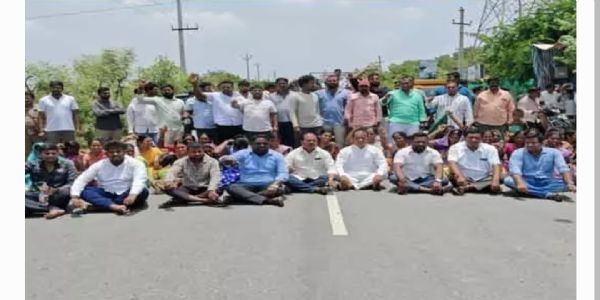 డబుల్ బెడ్ రూమ్ లను కేటాయించాలంటూ బిజెపి నాయకుల ధర్నా..
