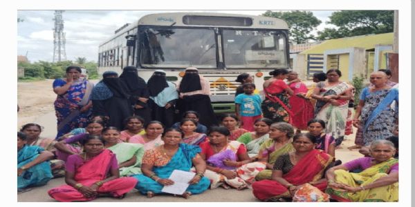 తమ గ్రామంలో ఆర్టీసీ బస్సులు ఆపడం లేదని మహిళలు నిరసన..