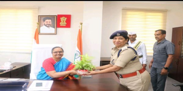 నూతన కలెక్టర్ కు పూల మొక్కను అందజేసిన పోలీస్ కమిషనర్