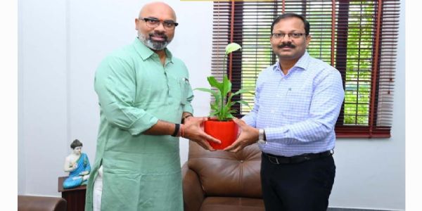 కలెక్టర్ ను కలిసిన ఎంపీ ధర్మపురి అరవింద్