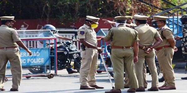పారా మౌంట్ కాలనీలో కార్డన్ సెర్చ్.. అక్రమంగా ఉంటున్న నైజీరియన్ల గుర్తింపు