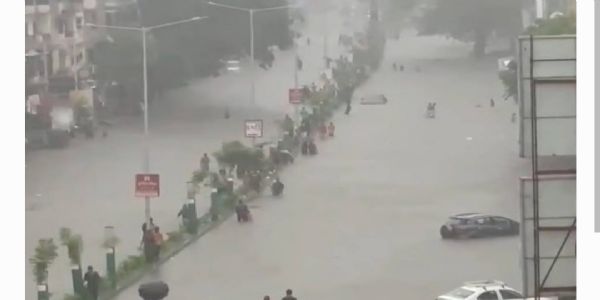 గుజరాత్ ను ముంచెత్తిన భారీ వరదలు.. స్కూళ్లకు సెలవులు