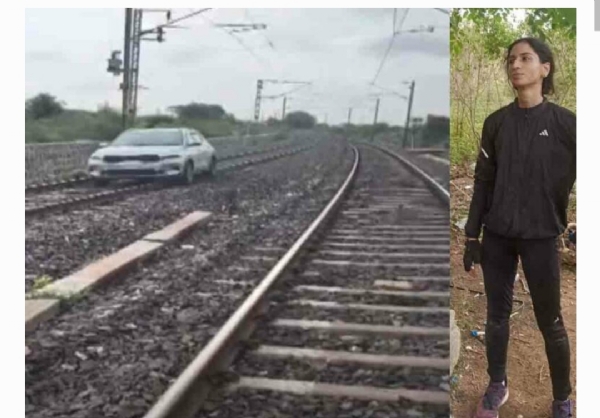 రైలు పట్టాలపై కారు