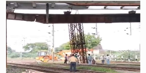 విరిగిన క్లస్టర్ : కాజీపేట బలార్షా మార్గంలో రైళ్ల రాకపోకలకు అంతరాయం..