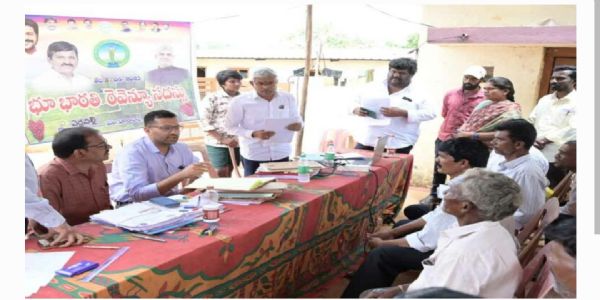 భూ భారతి రెవెన్యూ సదస్సులను రైతులు సద్వినియోగం చేసుకోవాలి.. వికారాబాద్ జిల్లా కలెక్టర్ ప్రతీక్ జైన్