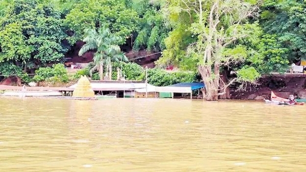 వరద చేరడంతో రాకపోకలు నిలిచిపోయయి